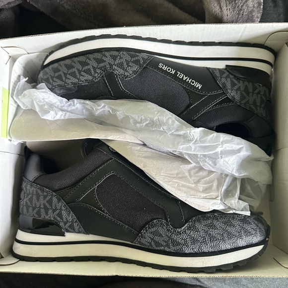 Michael Kors sneakers - Picture 3 of 4